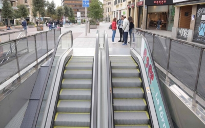 Imatge de les noves escales mecàniques de baixada de l'estació Plaça Major | Roger Benet